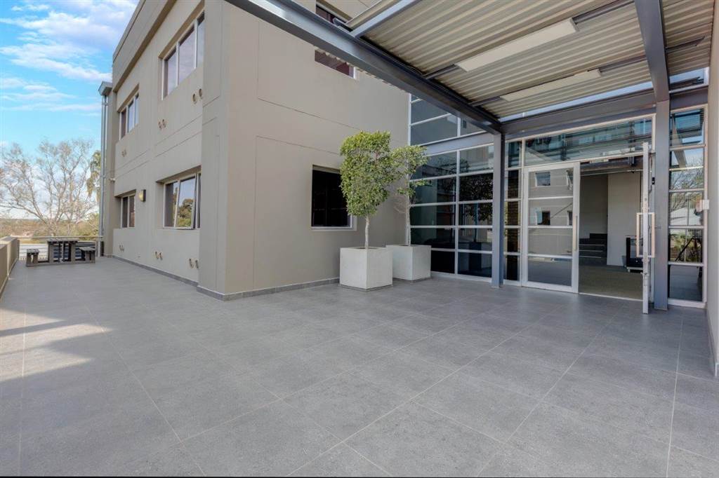 200  m² Commercial space in Sunninghill photo number 28