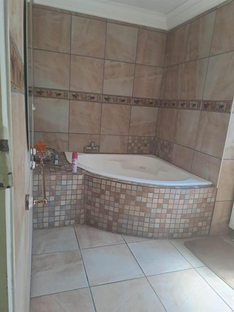 4 Bed House in Kagiso photo number 15
