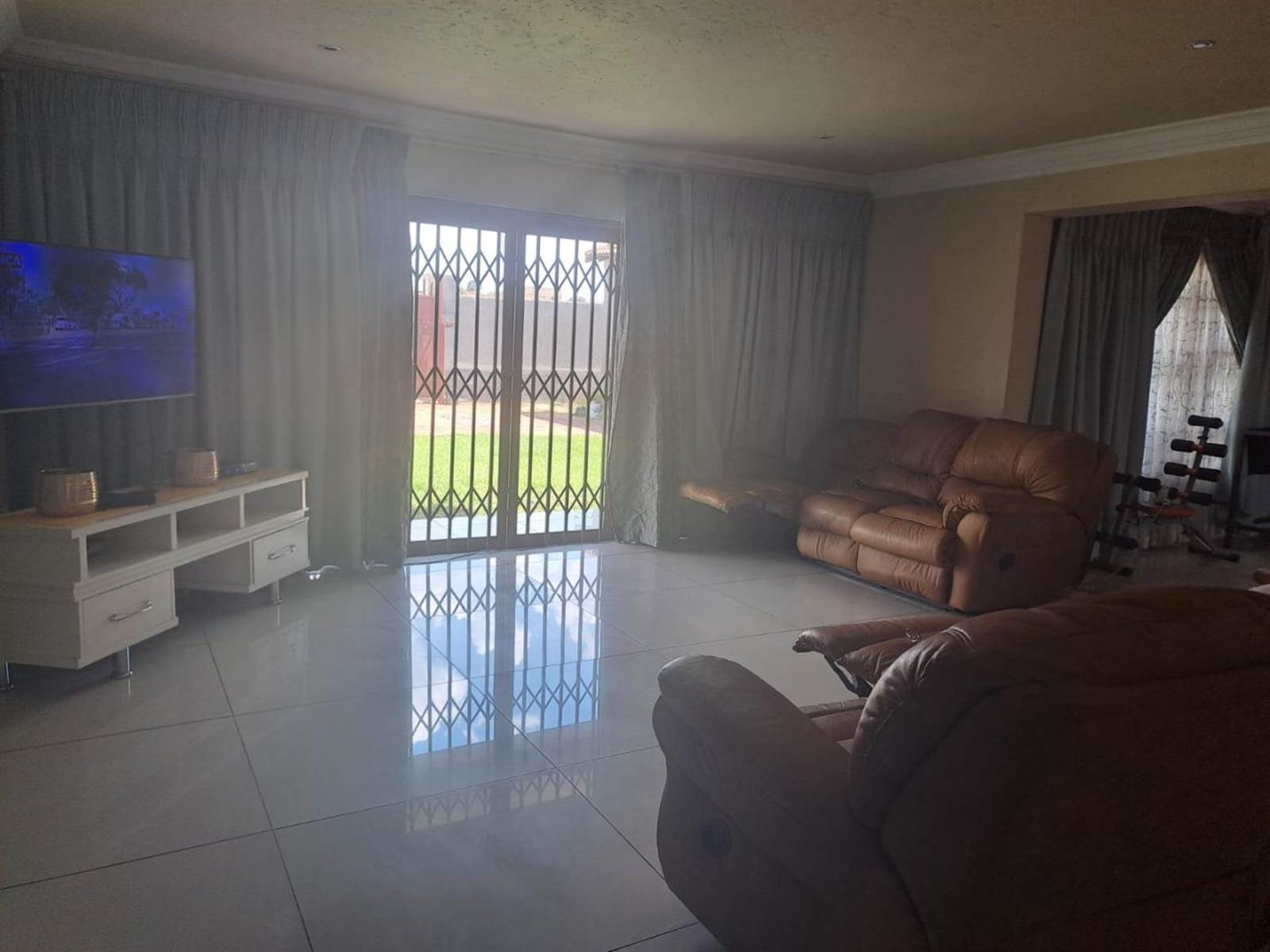 4 Bed House in Kagiso photo number 11