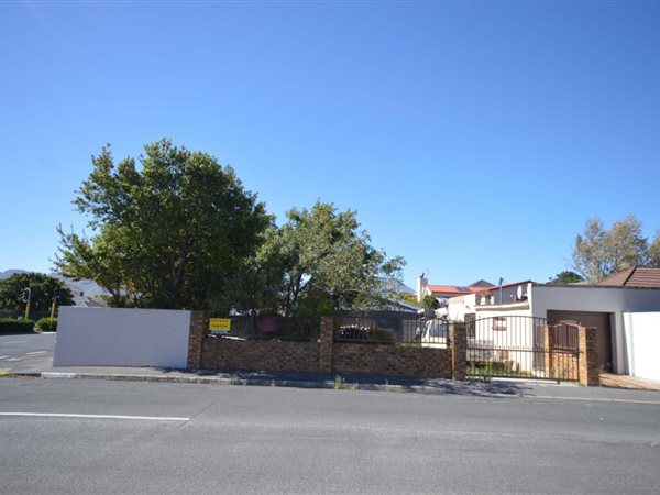353 m² Land available in Strand Central