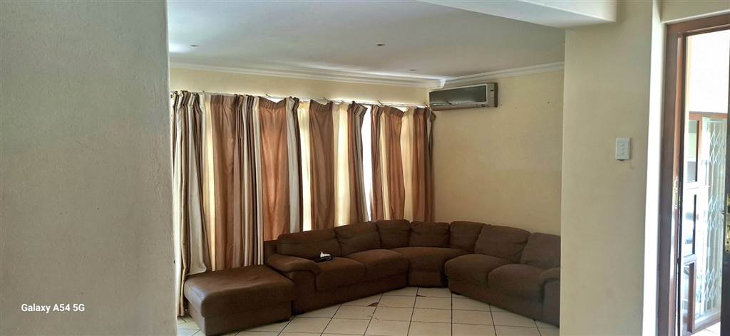 3 Bed Townhouse in Uvongo photo number 5