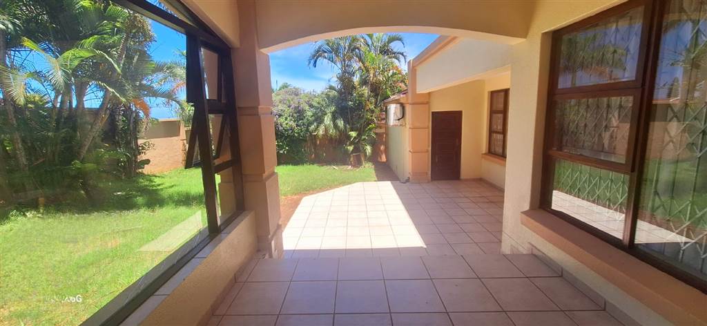 3 Bed Townhouse in Uvongo photo number 4