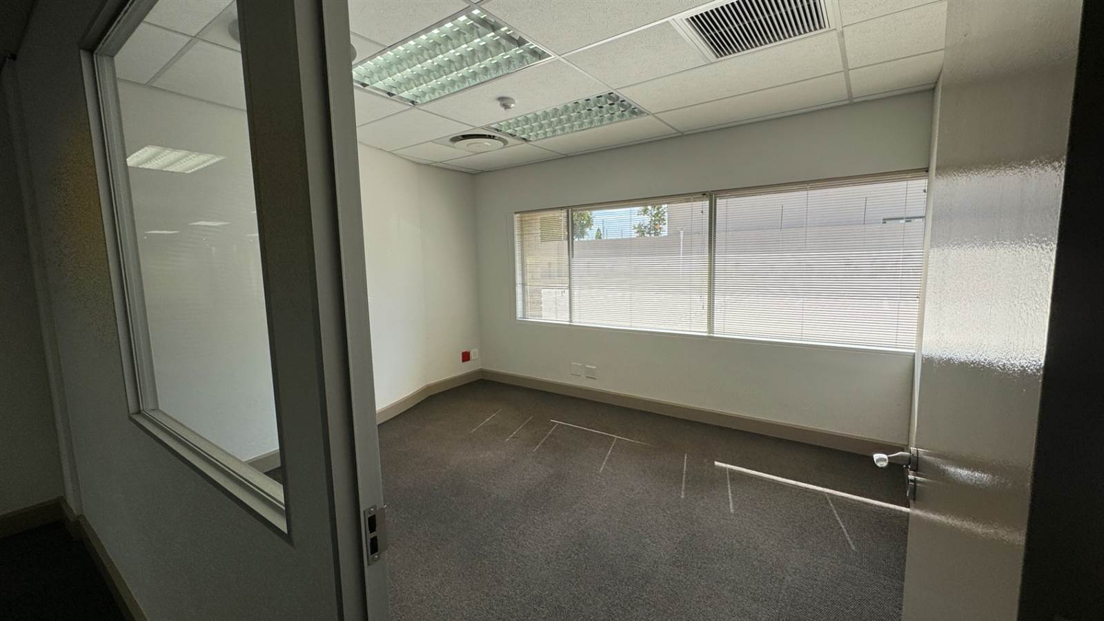 938  m² Office Space in Illovo photo number 21