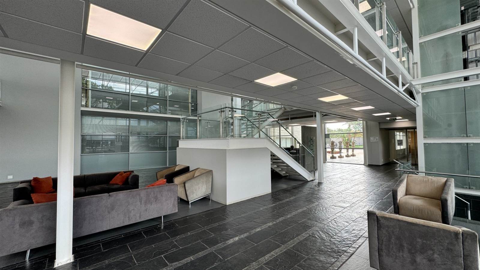 938  m² Office Space in Illovo photo number 2
