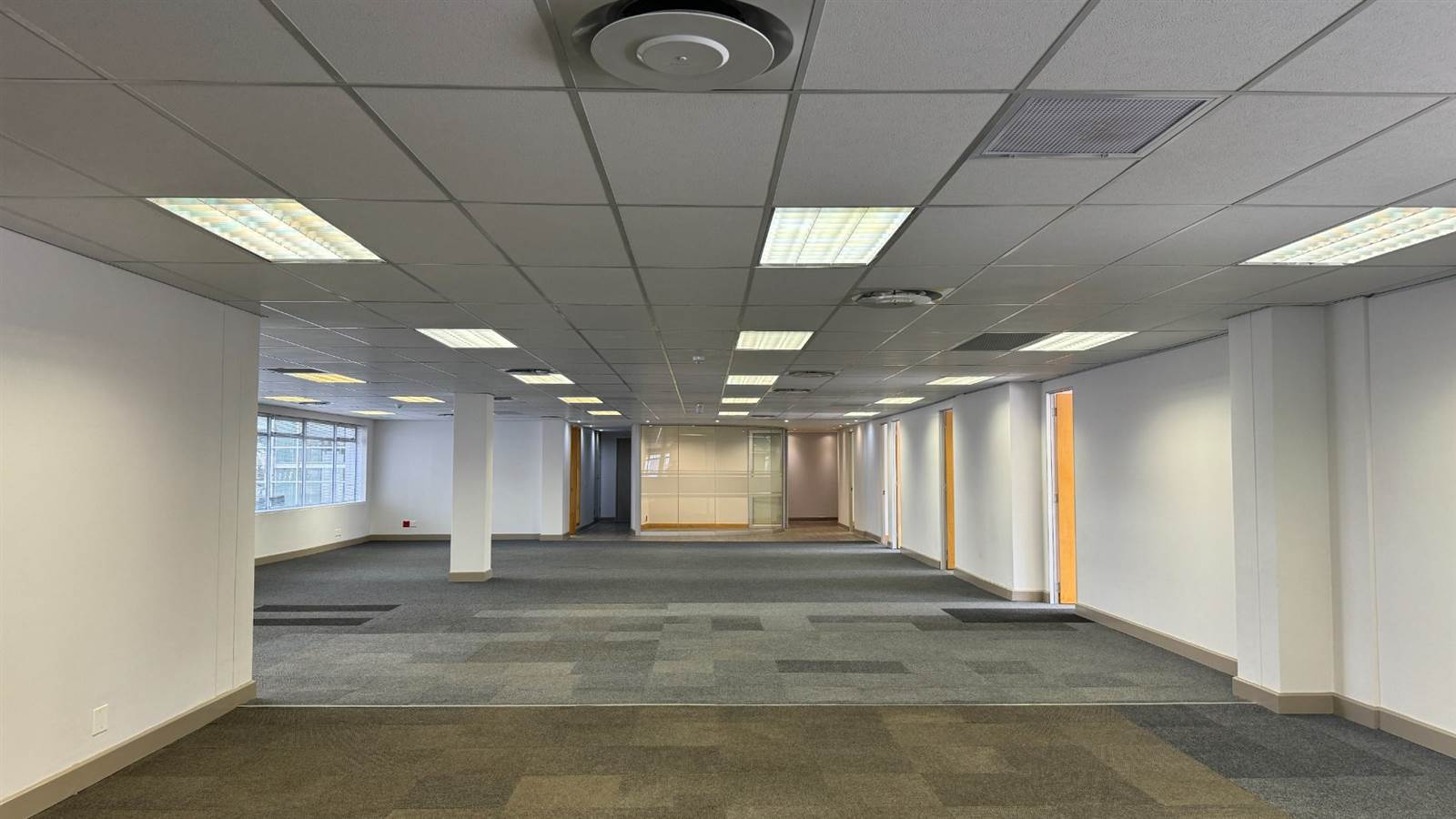 938  m² Office Space in Illovo photo number 3