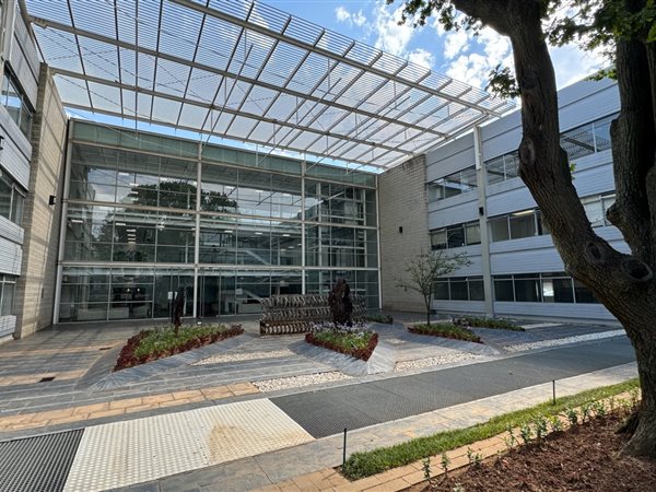 938  m² Office Space in Illovo