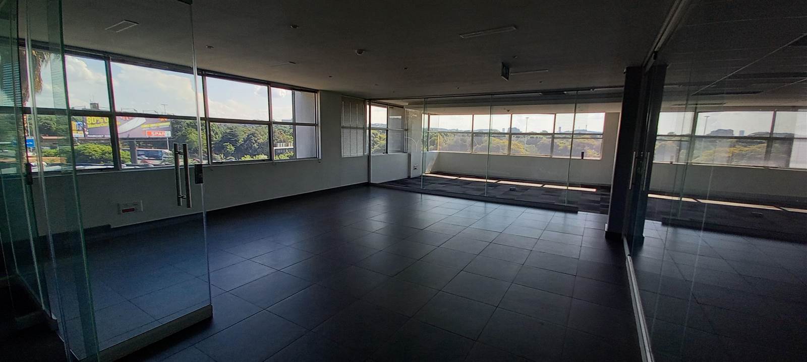 750  m² Commercial space in Bedfordview photo number 1