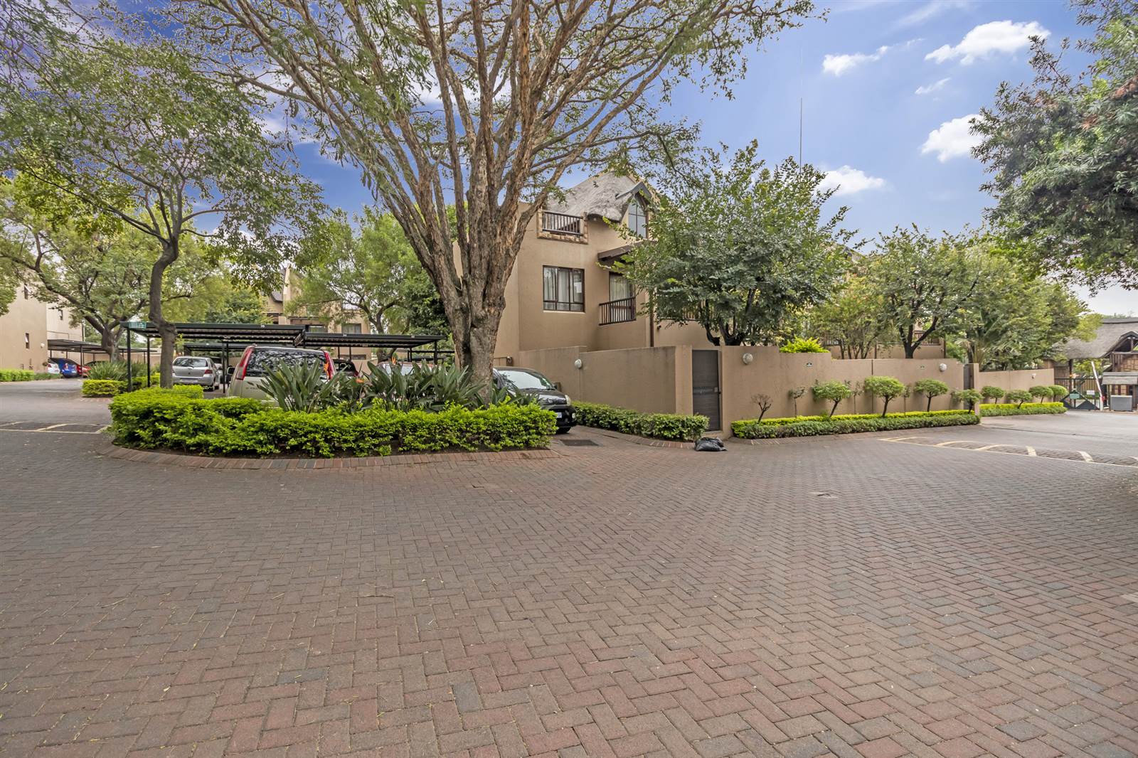 2 Bed Townhouse in Sunninghill photo number 17