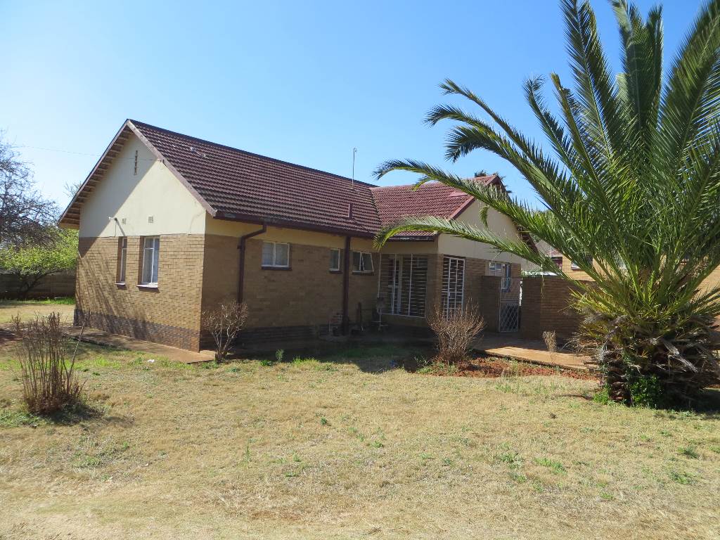 3 Bed House in Carletonville photo number 4