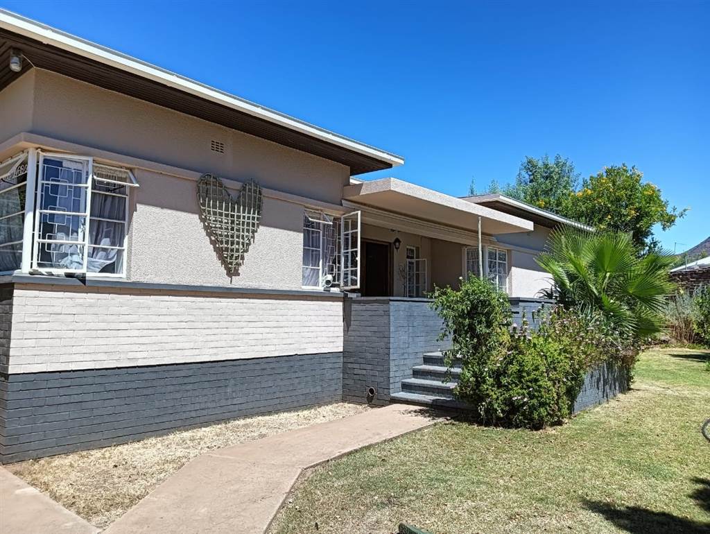 3 Bed House in Graaff Reinet photo number 2