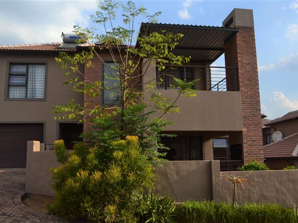 3 Bed House in Ruimsig Country Estate
