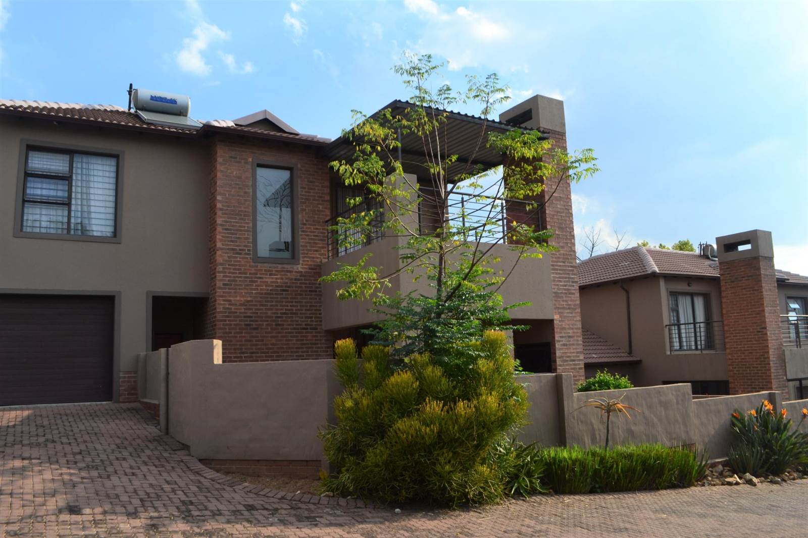 3 Bed House in Ruimsig Country Estate photo number 3