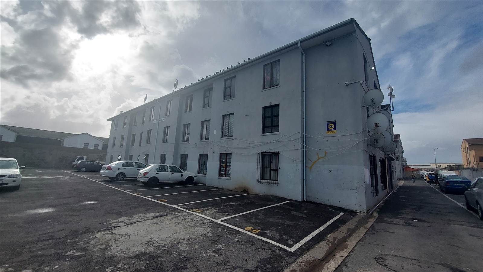 2 Bed Apartment in Grassy Park photo number 1