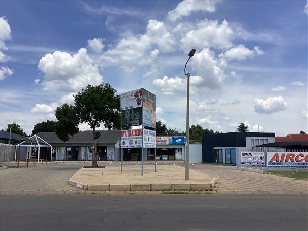 350  m² Commercial space in Flamwood