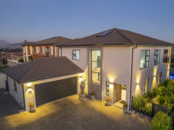5 Bed House in Protea Heights