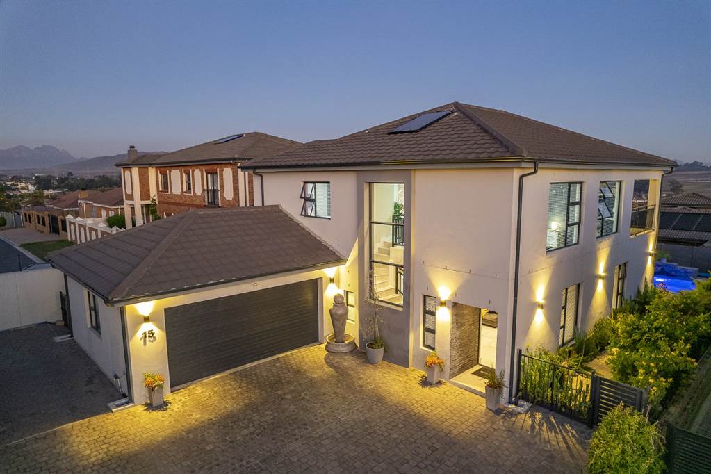 5 Bed House in Protea Heights photo number 1