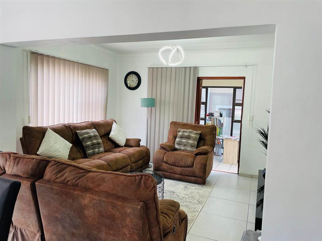 3 Bed House in Douglasdale photo number 8