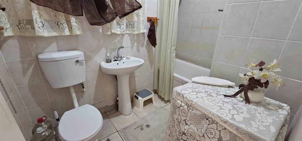 1 Bed Apartment in Scottburgh Central photo number 7