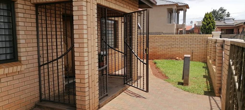 5 Bed House in Lenasia photo number 3
