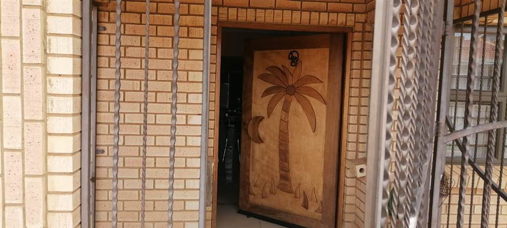 5 Bed House in Lenasia photo number 4