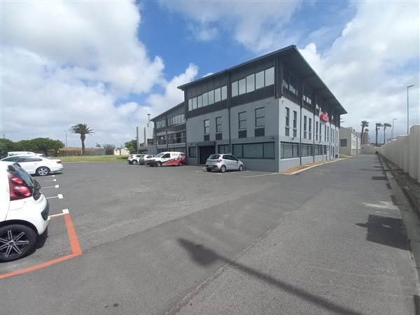 185  m² Commercial space