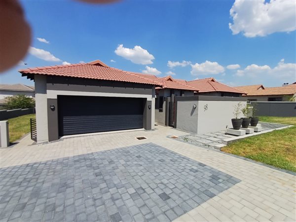 4 Bed House in Pebble Rock