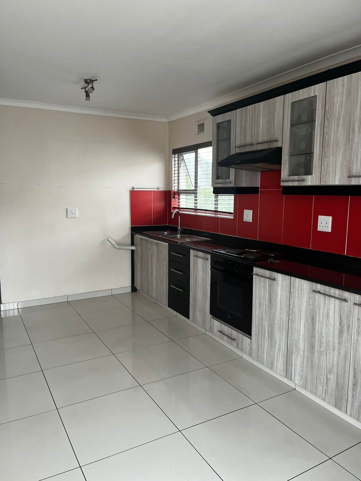 3 Bed Apartment in Oaklands photo number 3