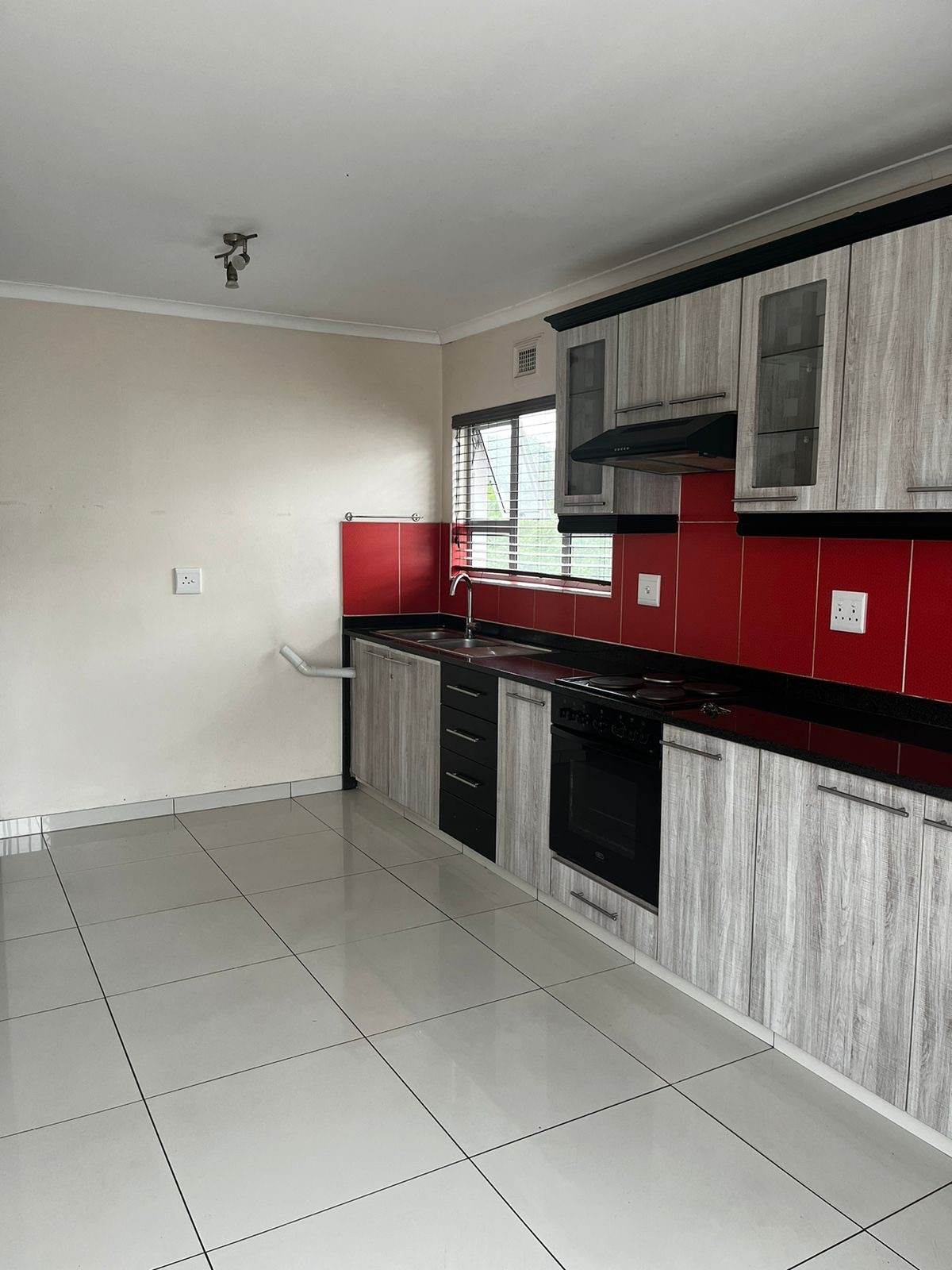 3 Bed Apartment in Oaklands photo number 1