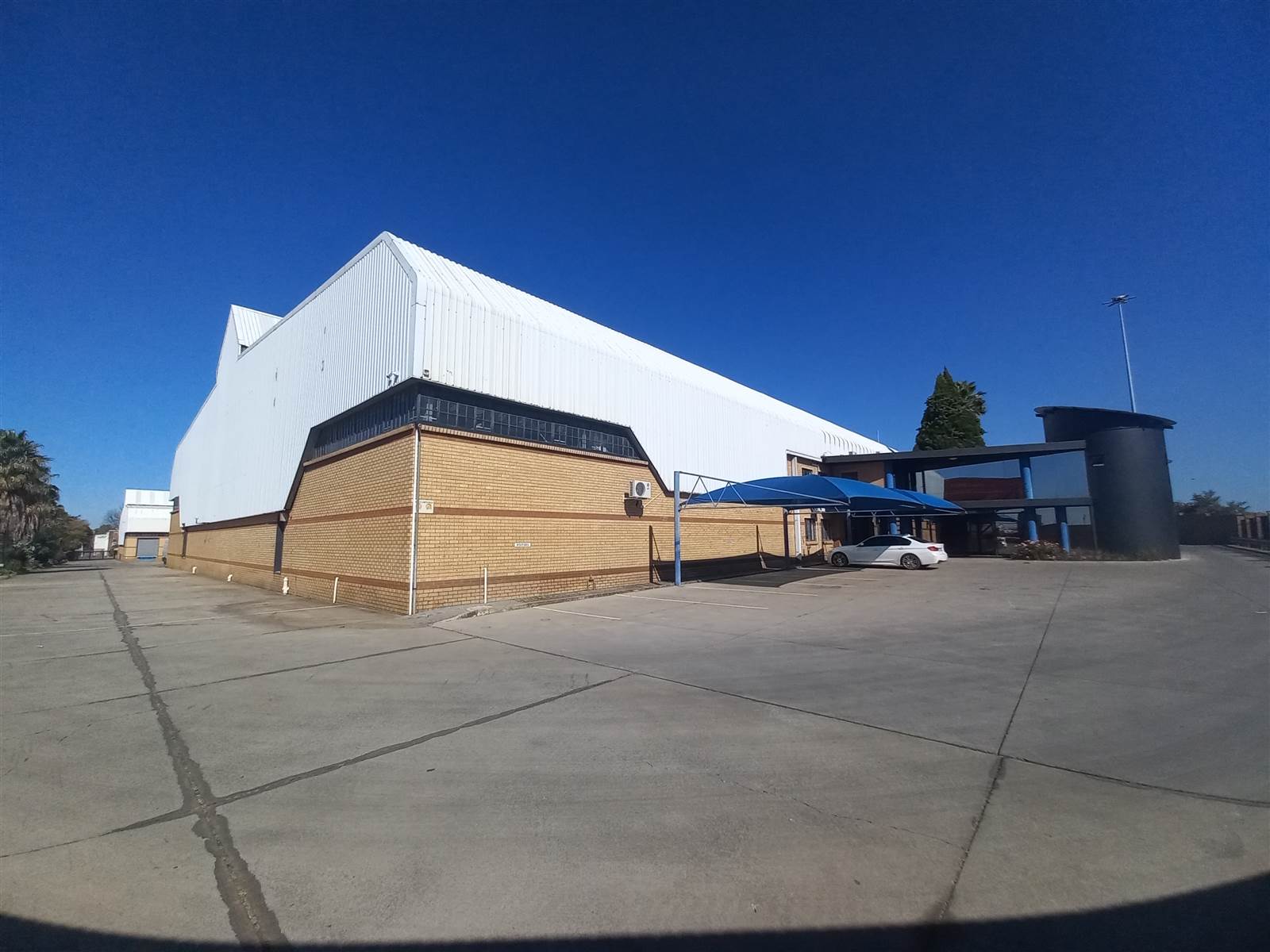 3333  m² Industrial space in Pomona photo number 1