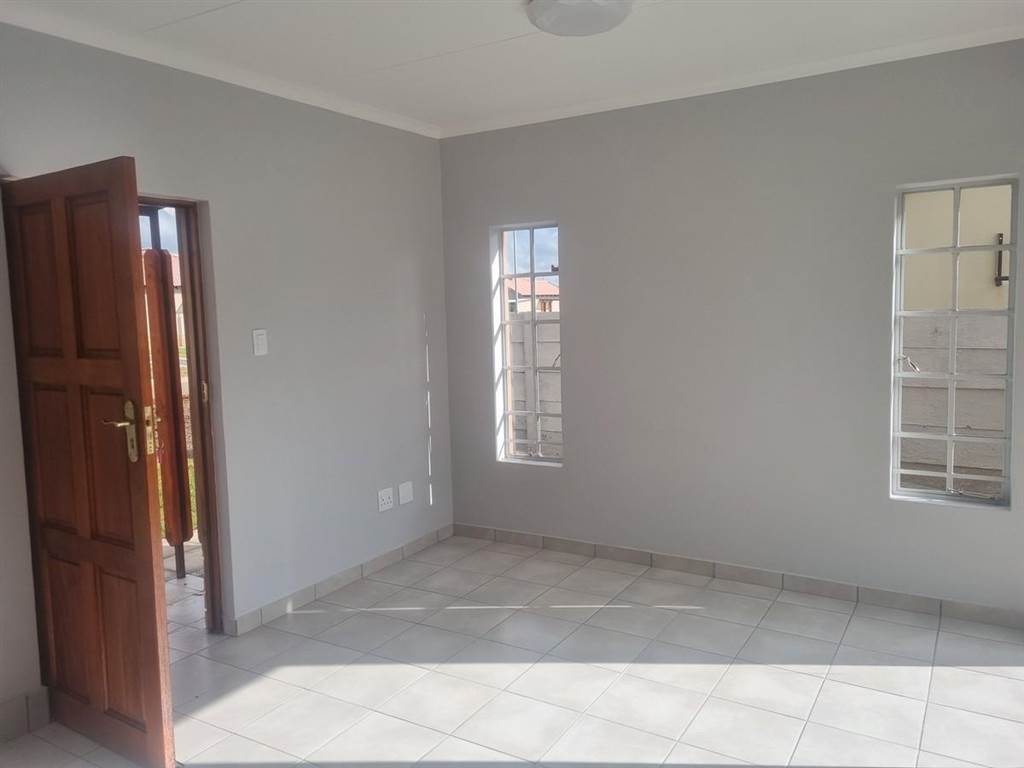 3 Bed Townhouse in Waterkloof photo number 6