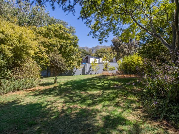 1890 m² Land available in Constantia