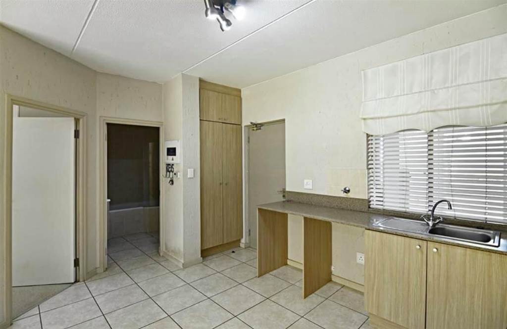 1 Bed Apartment in Lonehill photo number 11