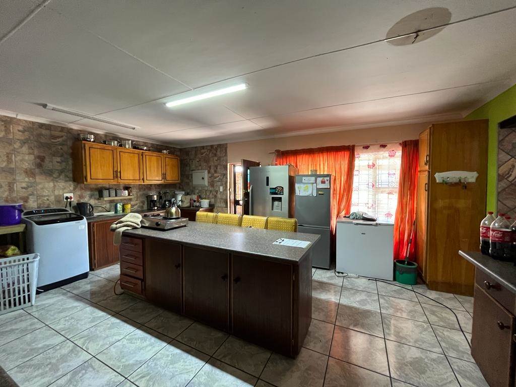4 Bed House in Mossel Bay Central photo number 6