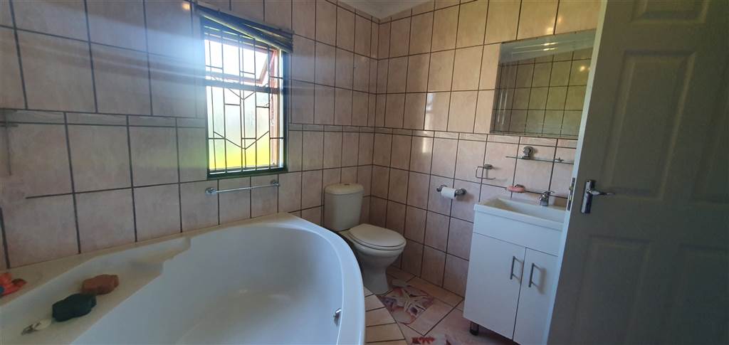 4 Bed House in Mossel Bay Central photo number 16