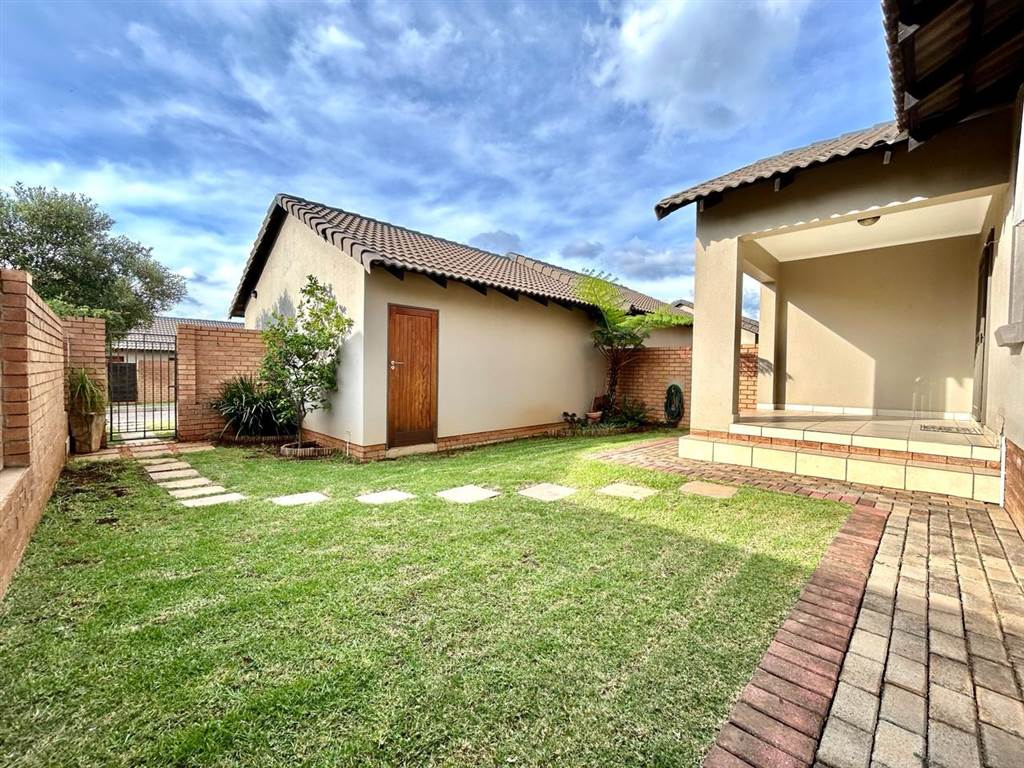 2 Bed Townhouse in Mooikloof Equestrian Estate photo number 3
