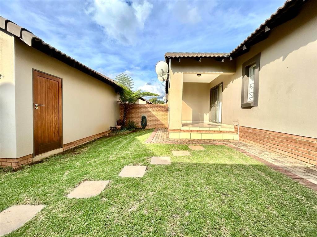 2 Bed Townhouse in Mooikloof Equestrian Estate photo number 2