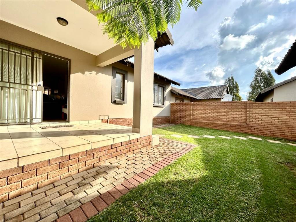 2 Bed Townhouse in Mooikloof Equestrian Estate photo number 4