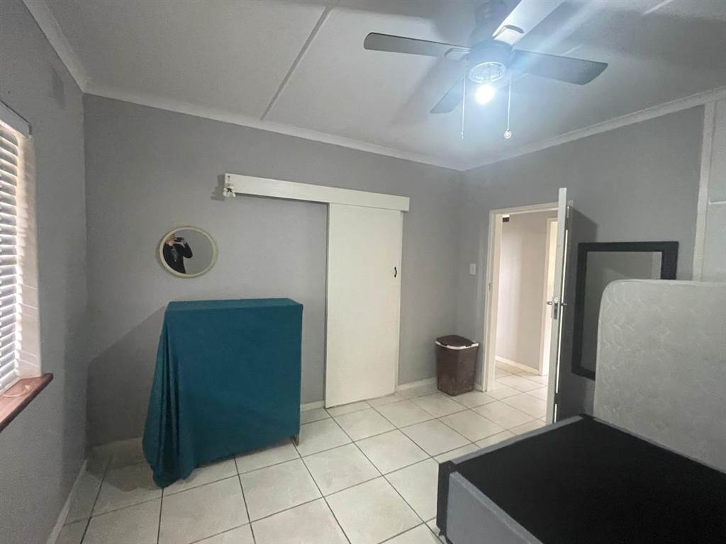 2 Bed Apartment in Clarendon photo number 8