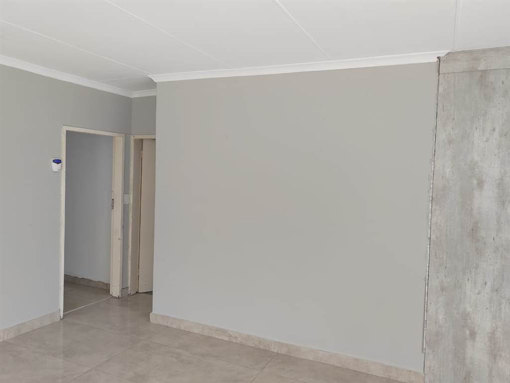 4 Bed House in Dalpark Ext 1 photo number 6