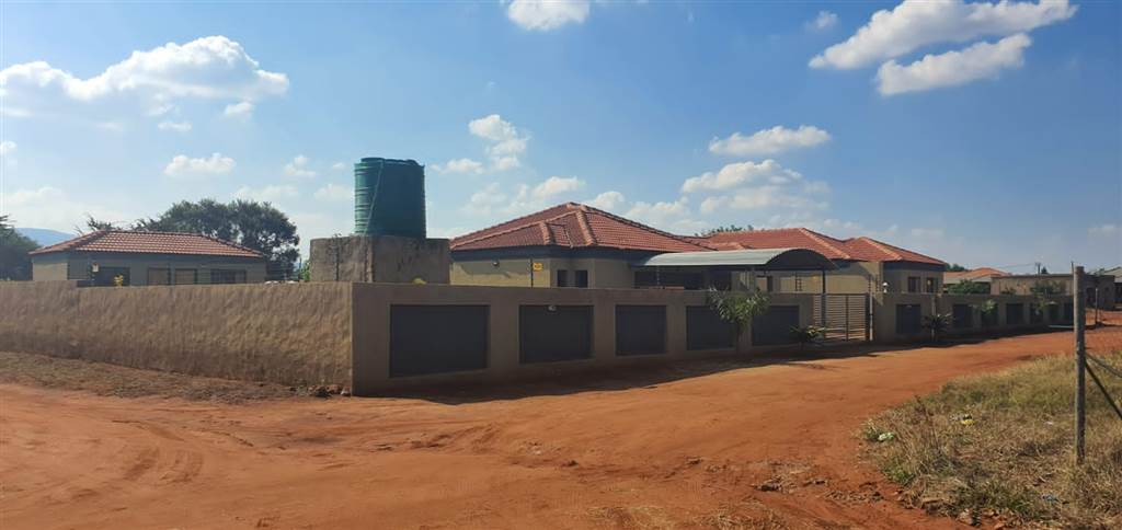 6 Bed House in Lebowakgomo photo number 8