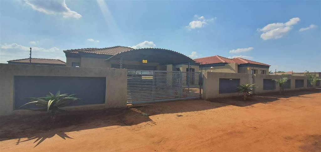 6 Bed House in Lebowakgomo photo number 1