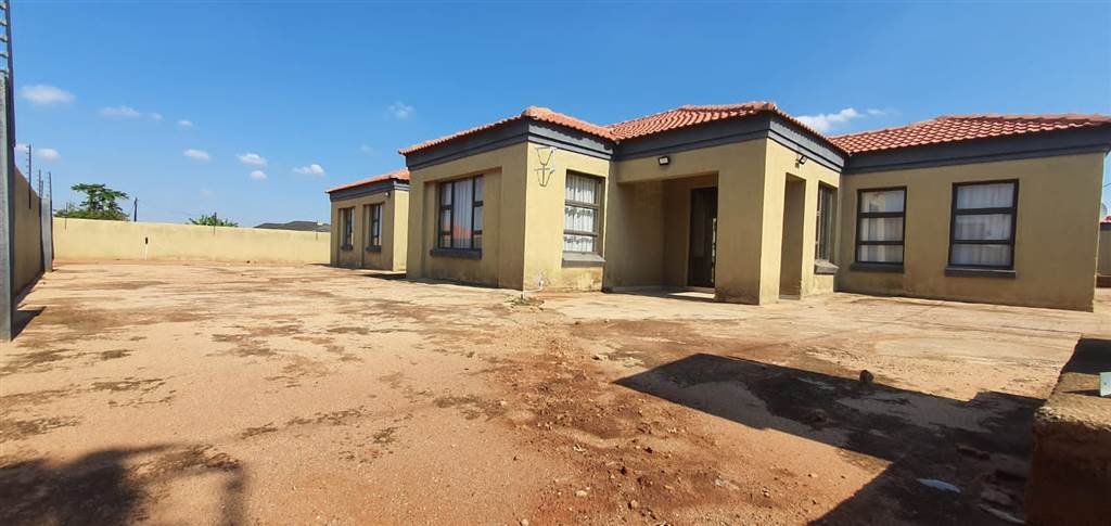 6 Bed House in Lebowakgomo photo number 2