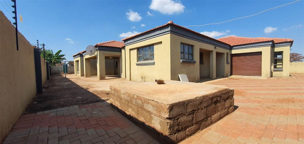 6 Bed House in Lebowakgomo photo number 4