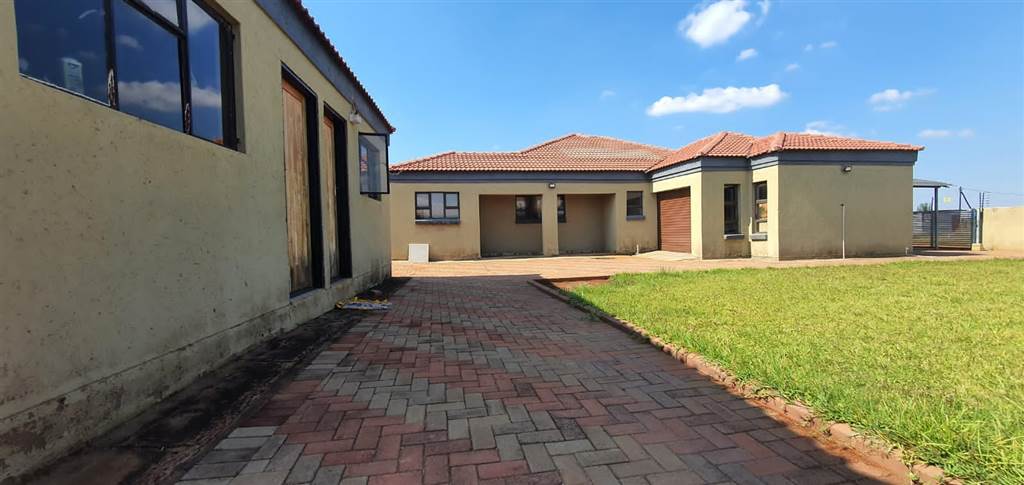 6 Bed House in Lebowakgomo photo number 6