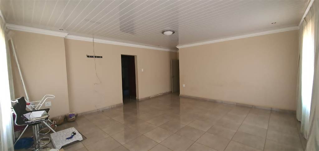 6 Bed House in Lebowakgomo photo number 14