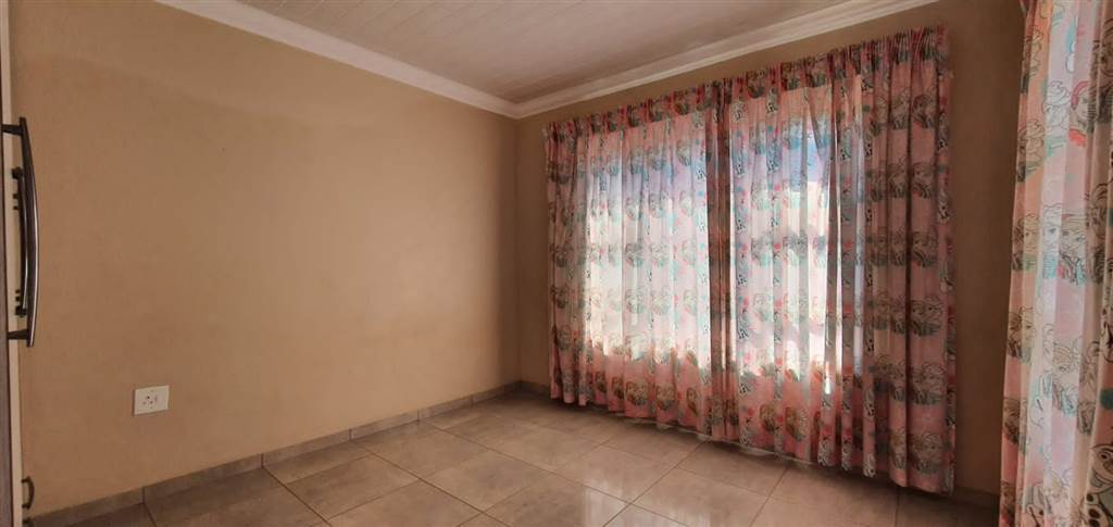 6 Bed House in Lebowakgomo photo number 25