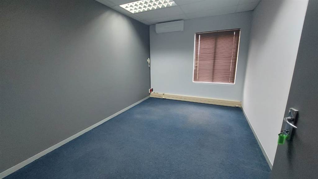 155  m² Commercial space in Route 21 Business Park photo number 9