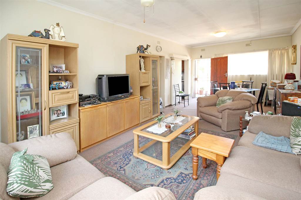 2 Bed Flat in Witfield photo number 6