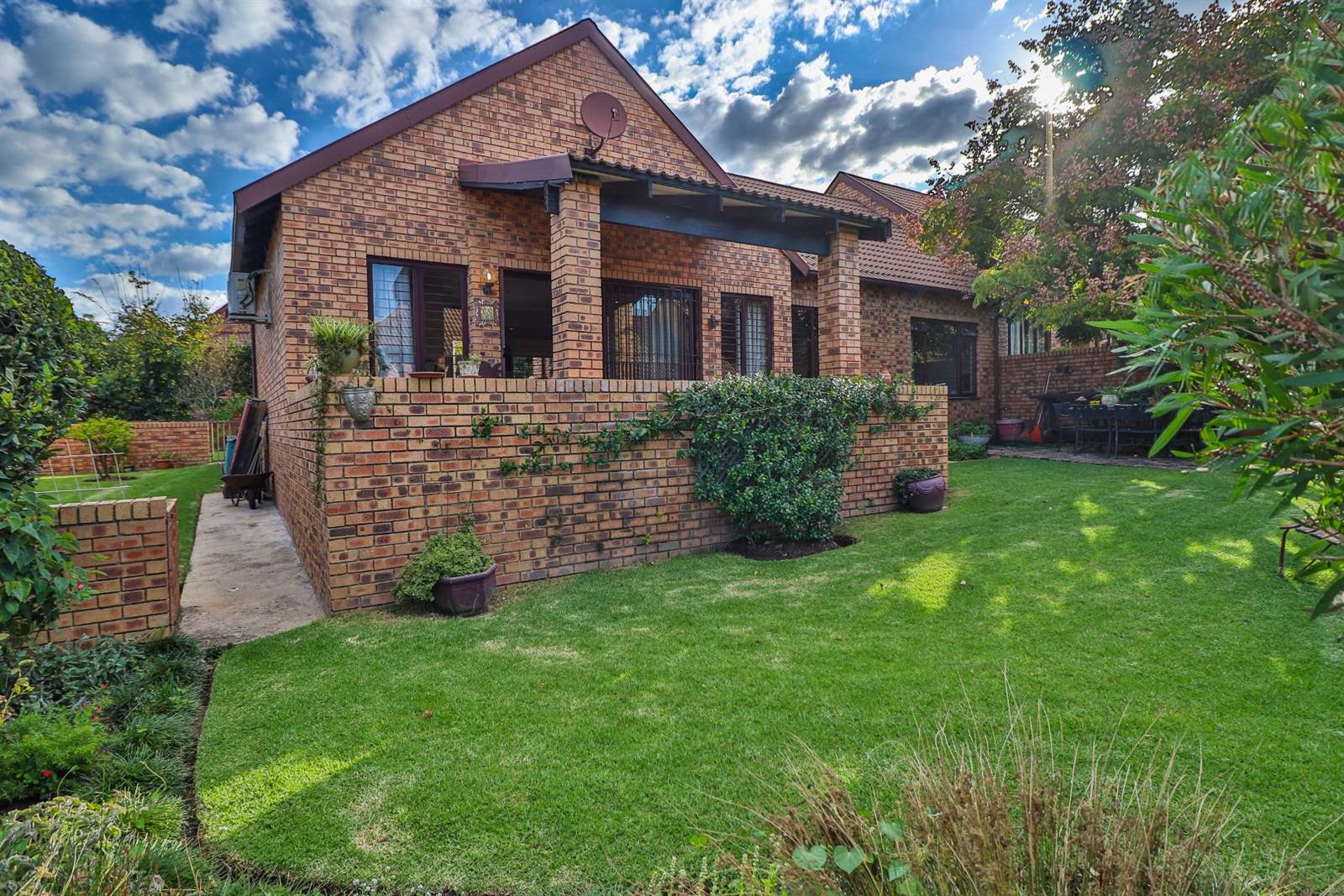 3 Bed Townhouse in Lonehill photo number 4