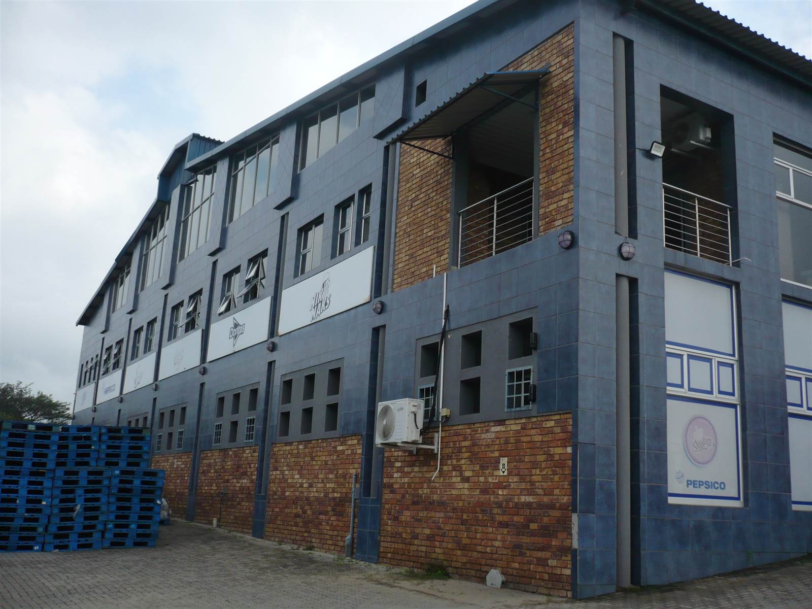 2000  m² Industrial space in Riverside Industrial Park photo number 2